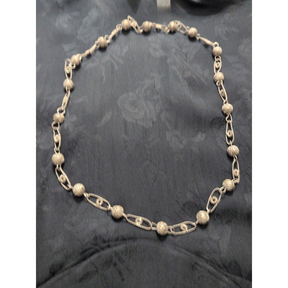 BEAUTIFUL Silver(?) detailed link necklace 30 Inches Unbranded.
